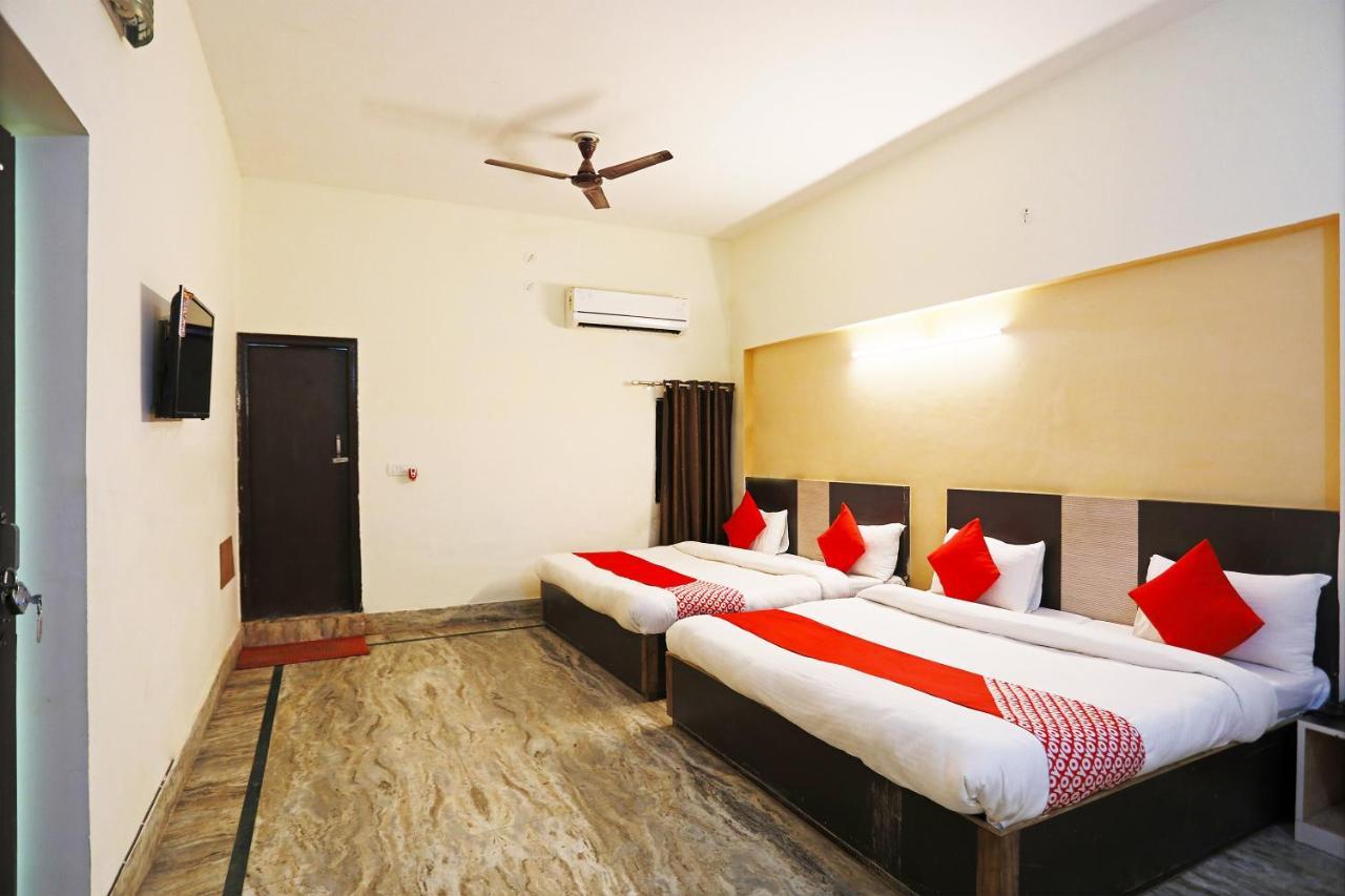 Hôtel Oyo 30240 Shri Radha Palace à Mathura Extérieur photo