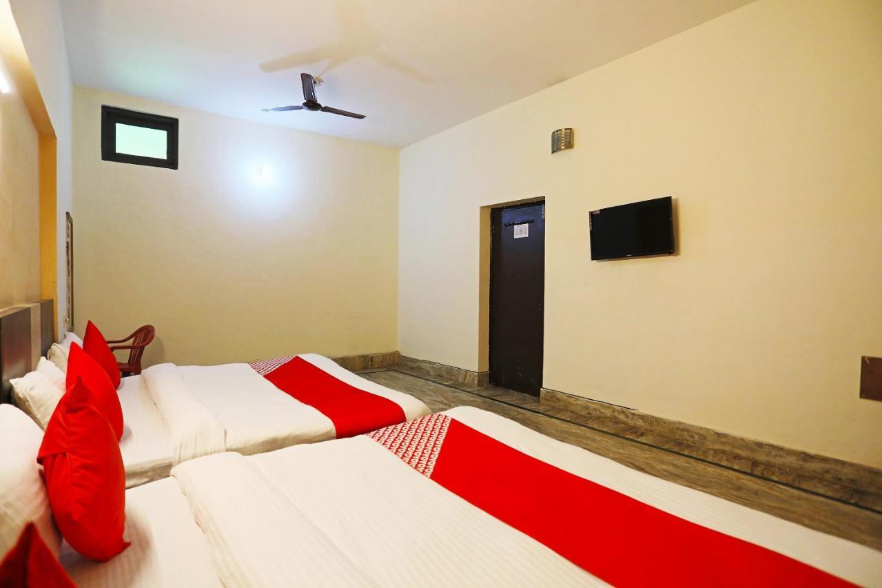 Hôtel Oyo 30240 Shri Radha Palace à Mathura Extérieur photo