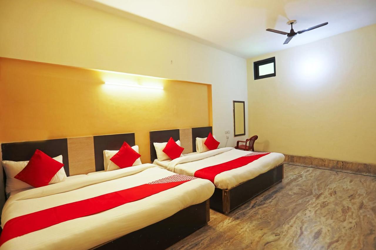 Hôtel Oyo 30240 Shri Radha Palace à Mathura Extérieur photo