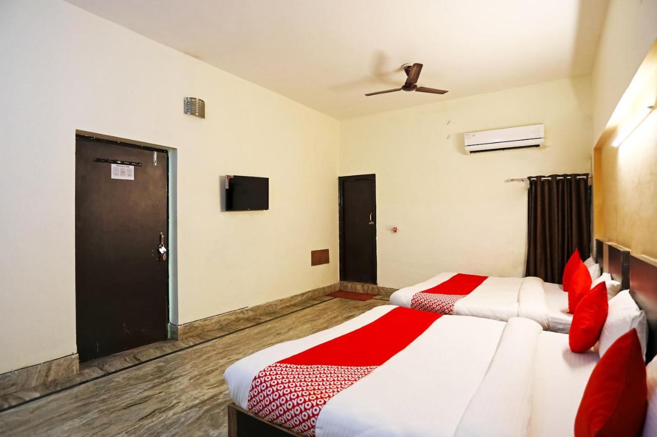 Hôtel Oyo 30240 Shri Radha Palace à Mathura Extérieur photo