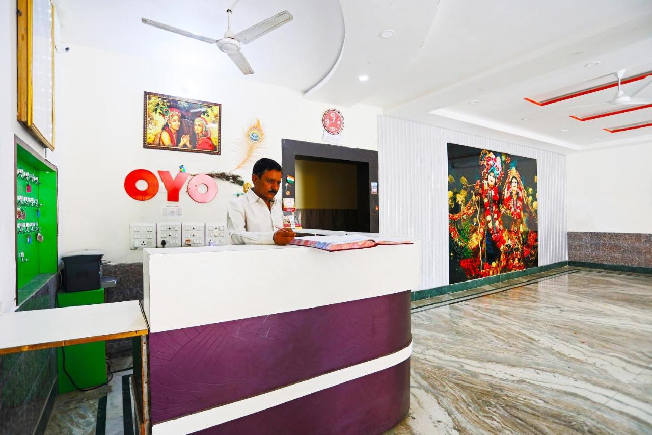 Hôtel Oyo 30240 Shri Radha Palace à Mathura Extérieur photo