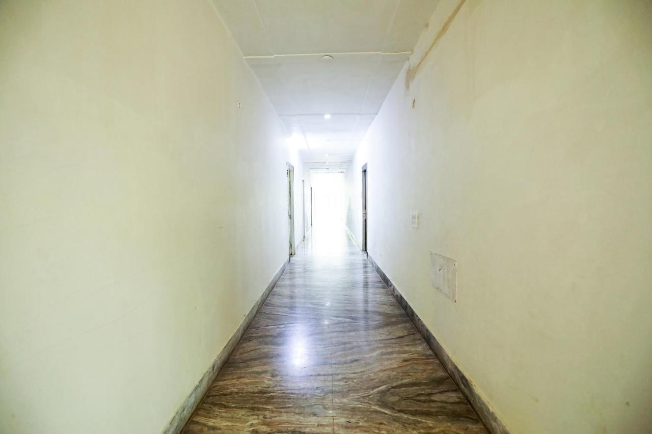 Hôtel Oyo 30240 Shri Radha Palace à Mathura Extérieur photo