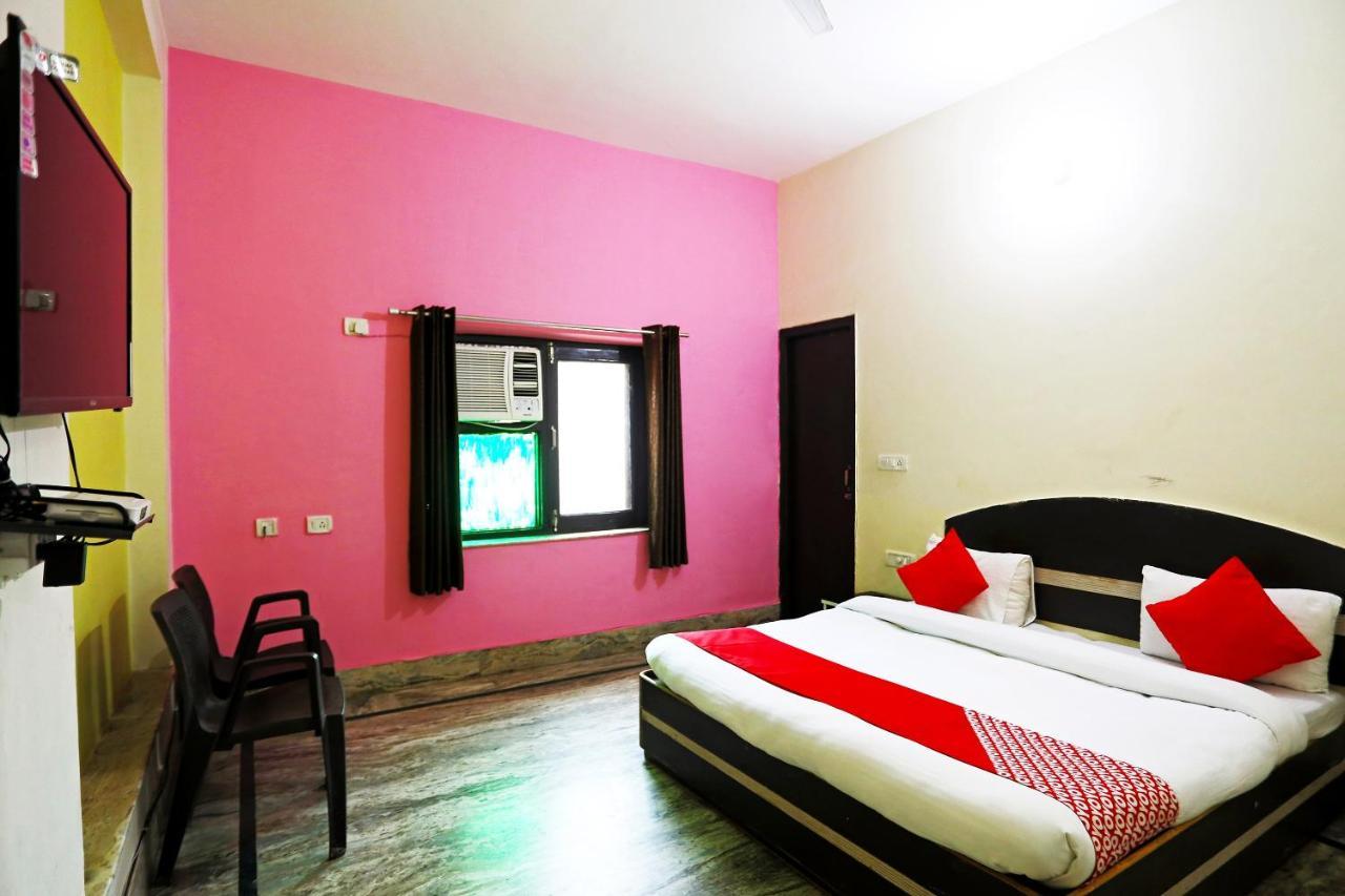 Hôtel Oyo 30240 Shri Radha Palace à Mathura Extérieur photo
