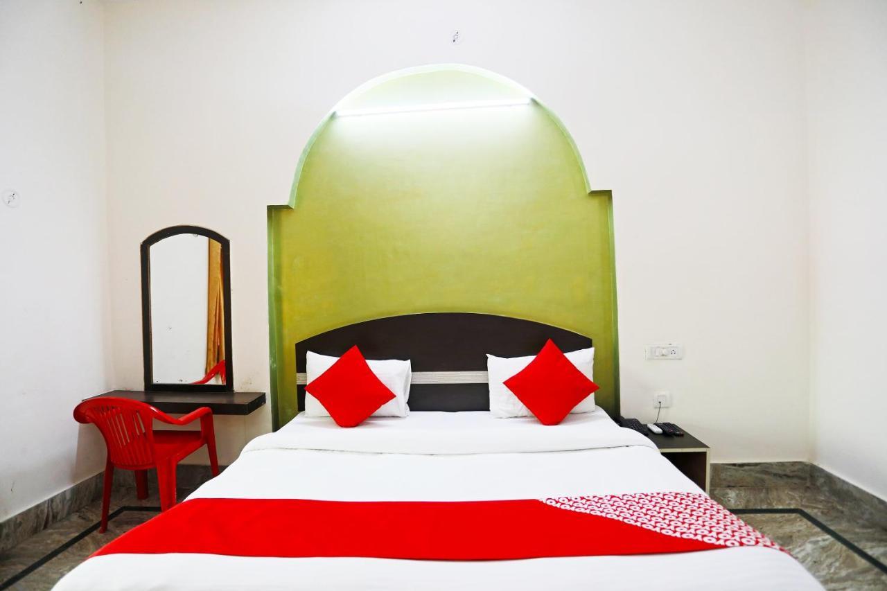 Hôtel Oyo 30240 Shri Radha Palace à Mathura Extérieur photo