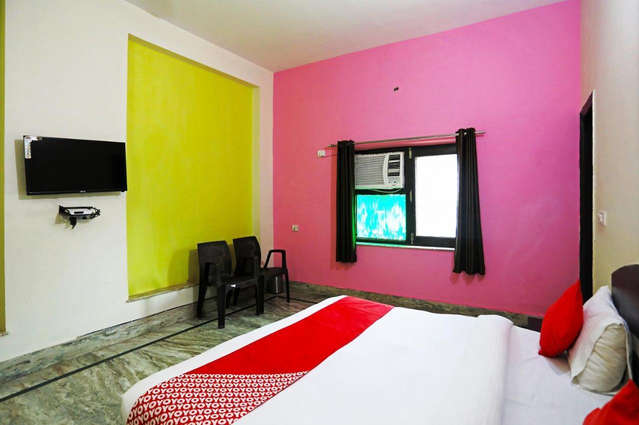 Hôtel Oyo 30240 Shri Radha Palace à Mathura Extérieur photo