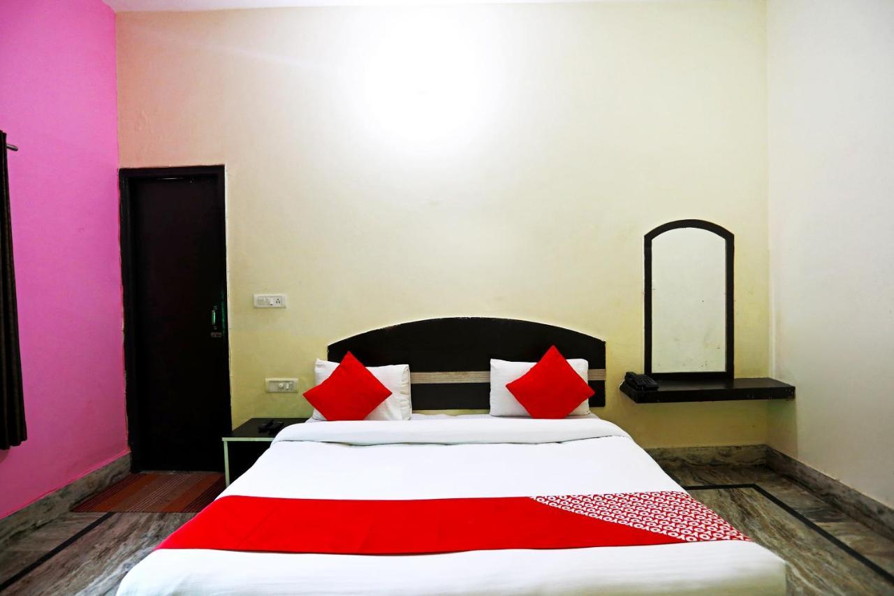 Hôtel Oyo 30240 Shri Radha Palace à Mathura Extérieur photo