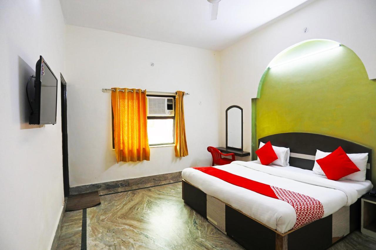 Hôtel Oyo 30240 Shri Radha Palace à Mathura Extérieur photo